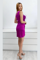 Abito corto magenta Moda-Mania con corpetto a fiori 3D e gonna a tulipano in taffetà, dettagli femminili e raffinati