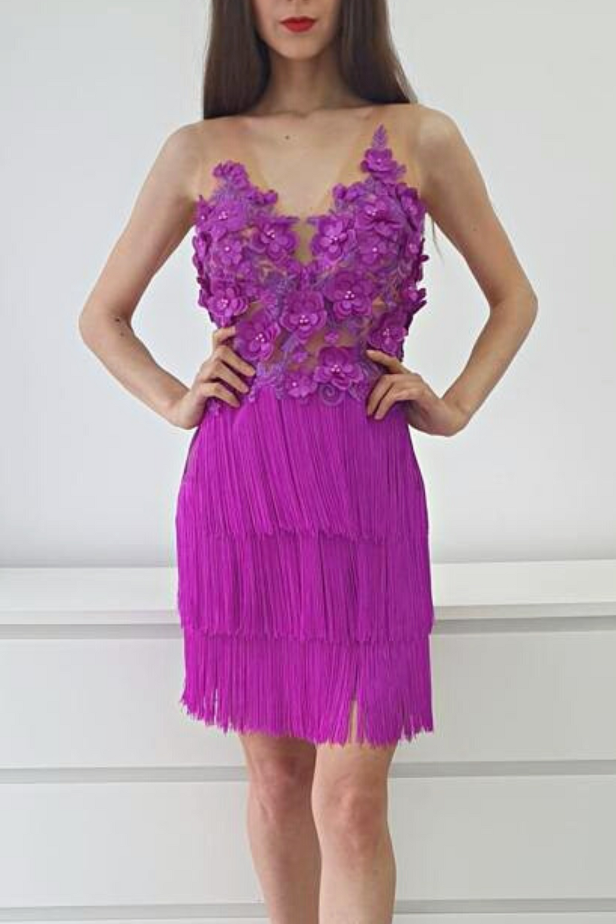 Abito corto magenta Axa di Moda-Mania con corpetto a fiori 3D e gonna in frange decorativa, ideale per look estivi.