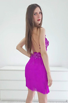 Abito corto magenta Axa di Moda-Mania, con corpetto fiori 3D e gonna in frange decorativa, indossato su modella.