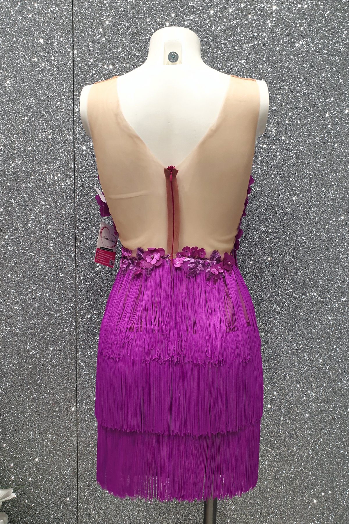 Abito corto magenta Moda-Mania con corpetto a fiori 3D e gonna in frange decorativa, ideale per look vivaci ed eleganti