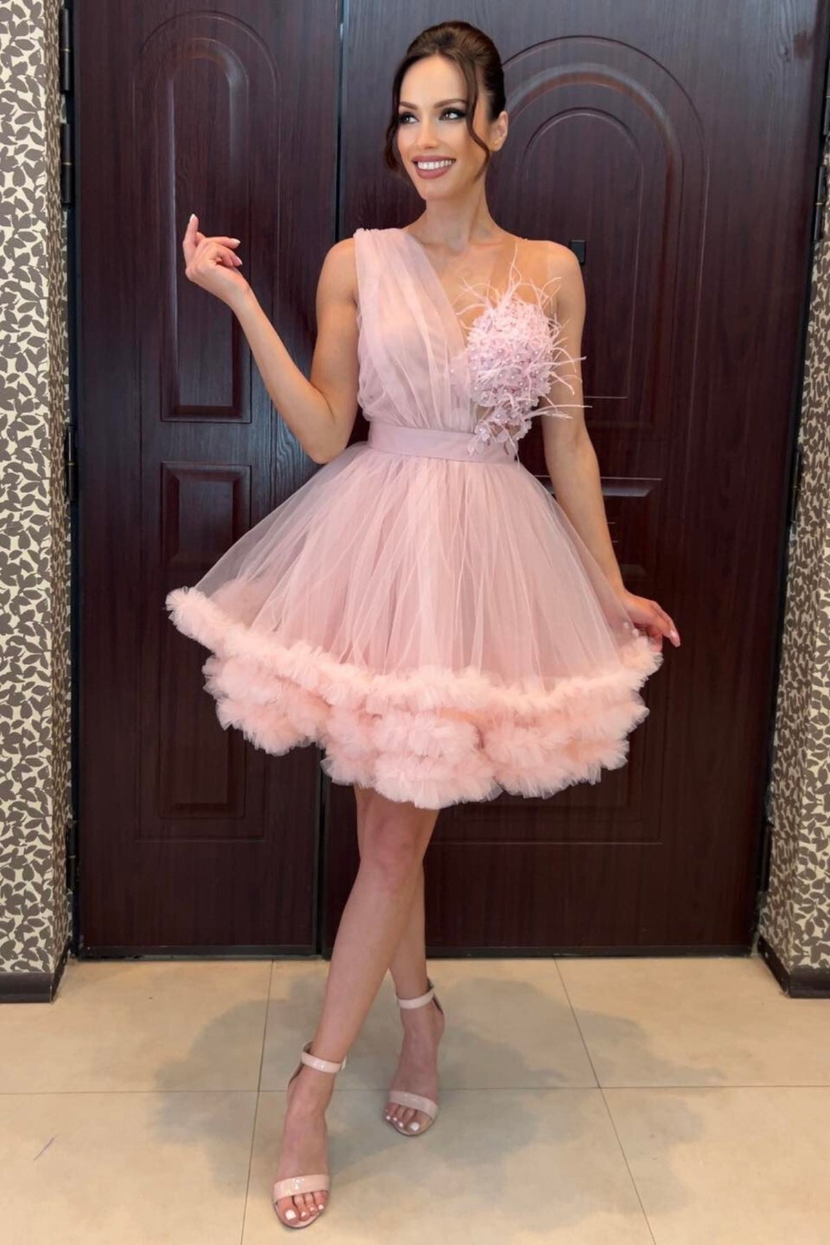 Abito corto princess rosa in tulle Moda-Mania con corpetto a fiori 3D e dettagli di piume decorative, perfetto per occasioni speciali.