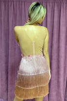 Abito corto rosa Moda-Mania con corpetto a fiori 3D e gonna in frange decorativa, stile femminile e alla moda.