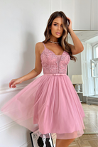 Abito corto rosa svasato Moda-Mania con corpetto in tulle ricamato e gonna a strati, stile princess, perfetto per occasioni speciali.