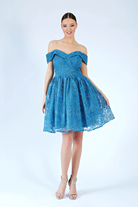 Abito corto svasato blu indigo in tulle con fantasia glitterata dorata e scollo a barchetta, firmato Moda-Mania.