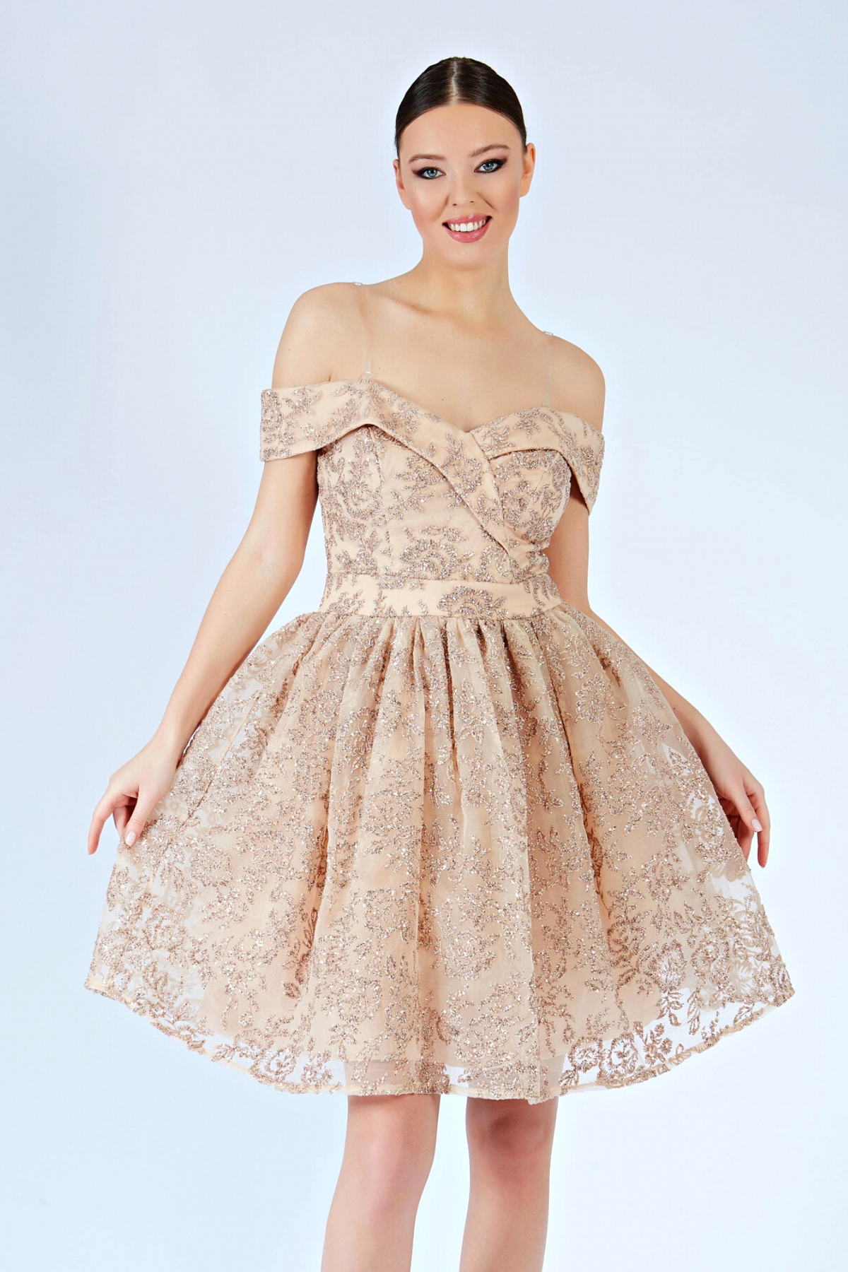 Abito corto svasato nude in tulle con fantasia glitterata dorata e scollo a barchetta, di Moda-Mania.