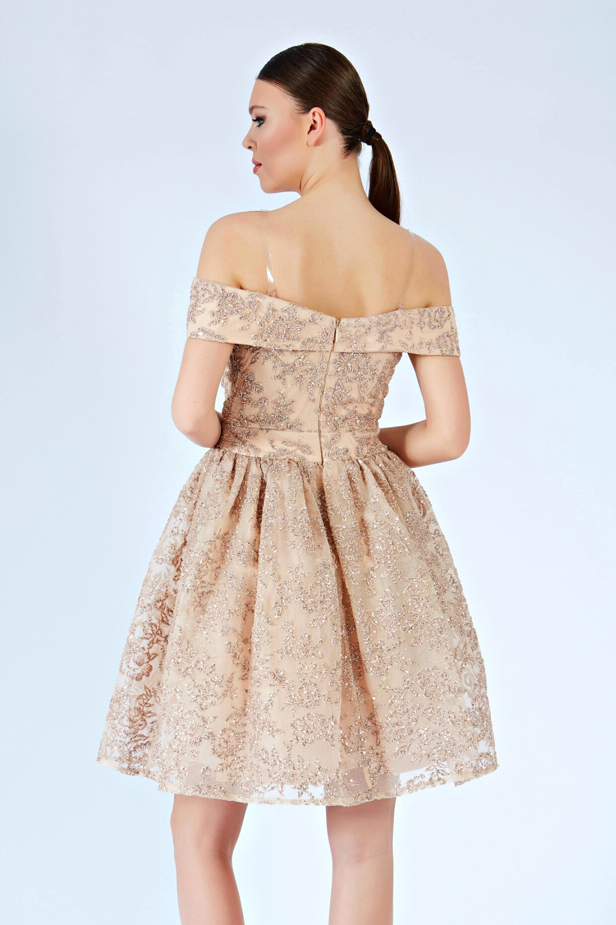 Abito corto svasato nude in tulle con fantasia glitterata dorata e scollo a barchetta, Moda-Mania.