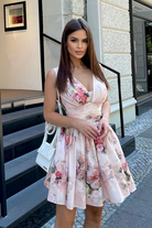 Abito corto svasato pesca chiaro con fantasia floreale e apertura posteriore, marca Moda-Mania, da donna, dettaglio elegante e femminile.