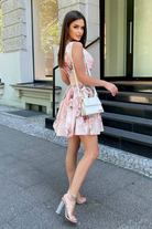 Abito corto svasato pesca chiaro con fantasia floreale e apertura sulla schiena, marca Moda-Mania, elegante e femminile.
