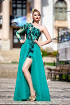 Abito corto verde smeraldo a fiori con manica singola e gonna lunga in tulle, marca Moda-Mania, in tessuto elegante.