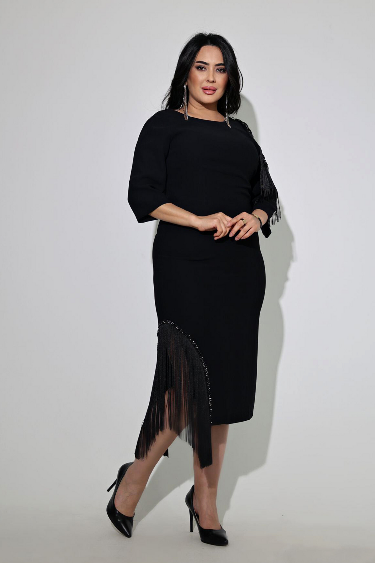 Abito midi nero Moda-Mania per curve, linea dritta con frange e perline, tessuto elegante e stile sofisticato.