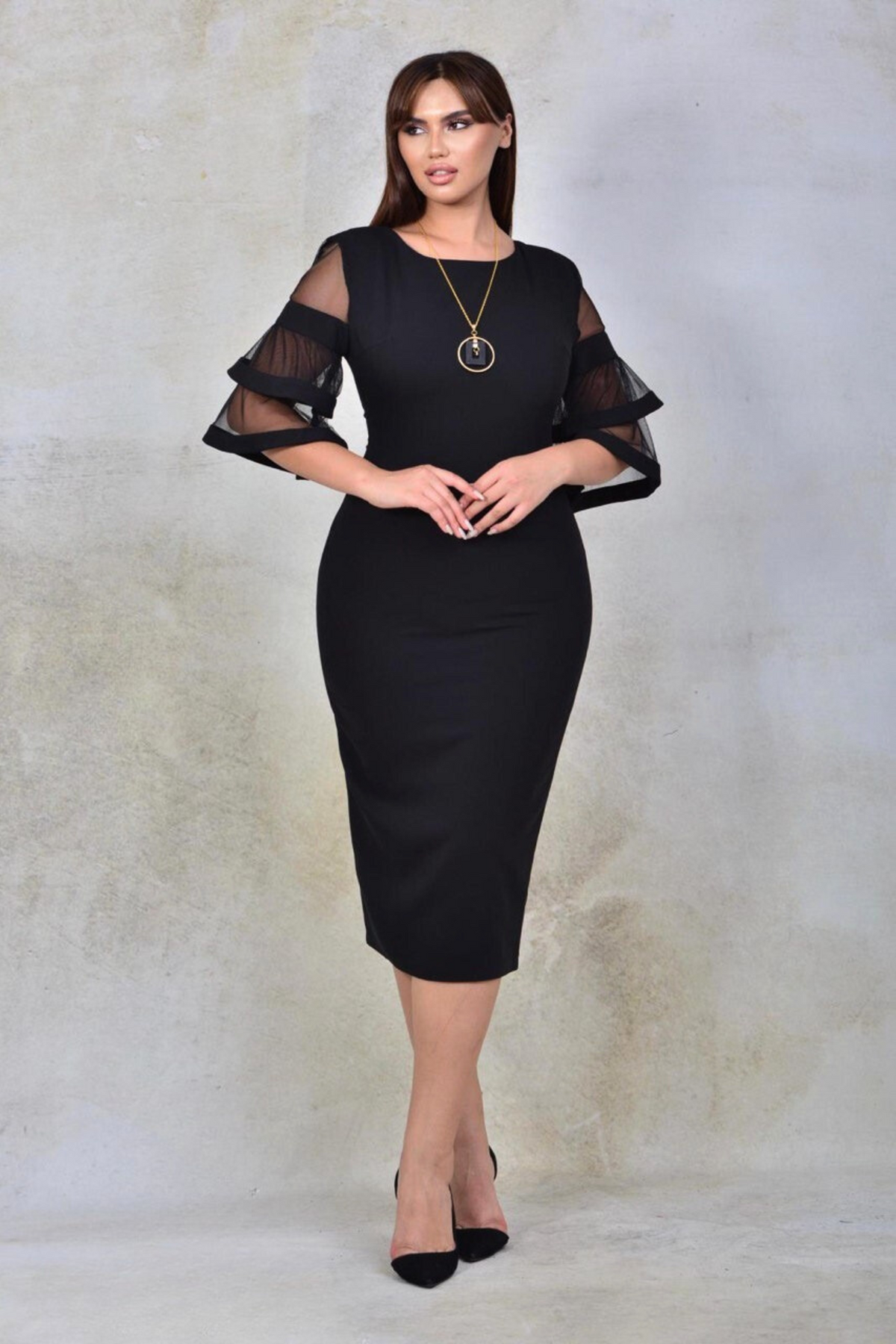 Abito midi nero donna curvy con maniche a campana in tulle e zip doppio cursore, stile elegante e moderno.