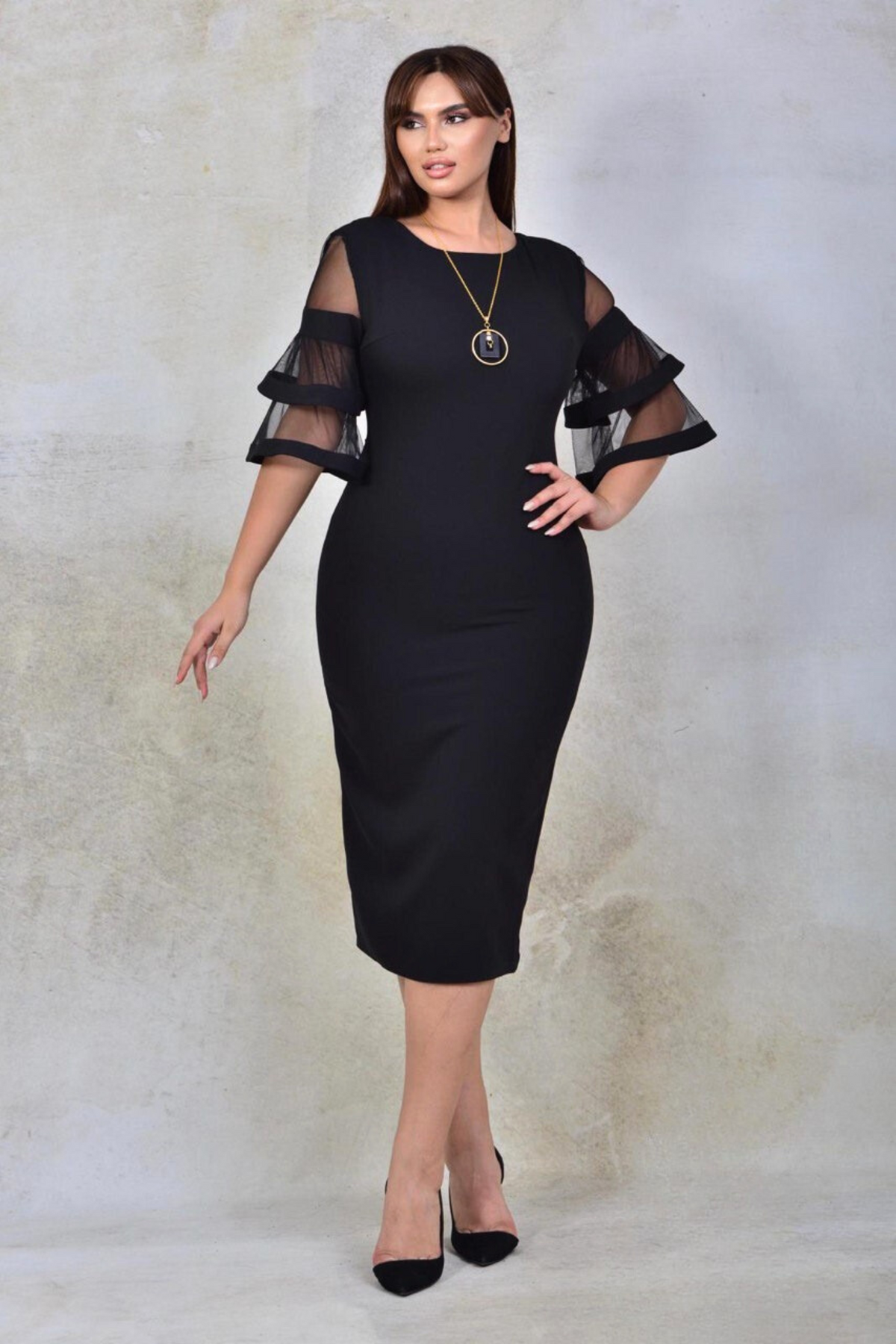 Abito midi nero donna curvy con maniche a campana in tulle e zip doppio cursore, elegante e femminile.