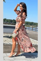 Abito estivo beige a stampa floreale di Moda-Mania, corto davanti, lungo dietro, scollo a fascia, maniche rimovibili e cintura.