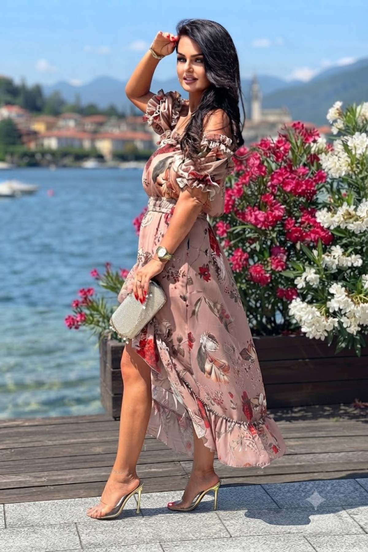 Abito estivo beige a stampa floreale Moda-Mania, corto davanti, lungo dietro, scollo a fascia, maniche rimovibili e cintura.