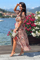 Abito estivo beige a stampa floreale Moda-Mania, corto davanti, lungo dietro, scollo a fascia, maniche rimovibili e cintura.