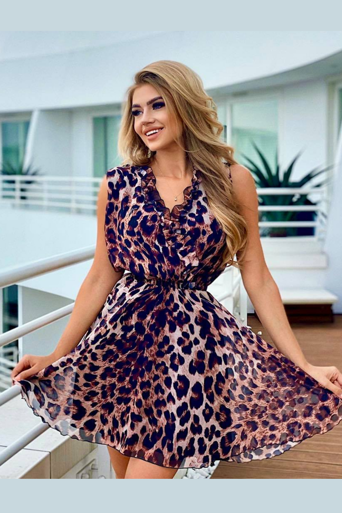Abito estivo casual Moda Mania a fantasia leopardata con scollo a V e dettagli rouches, abbigliamento femminile corto e leggera.