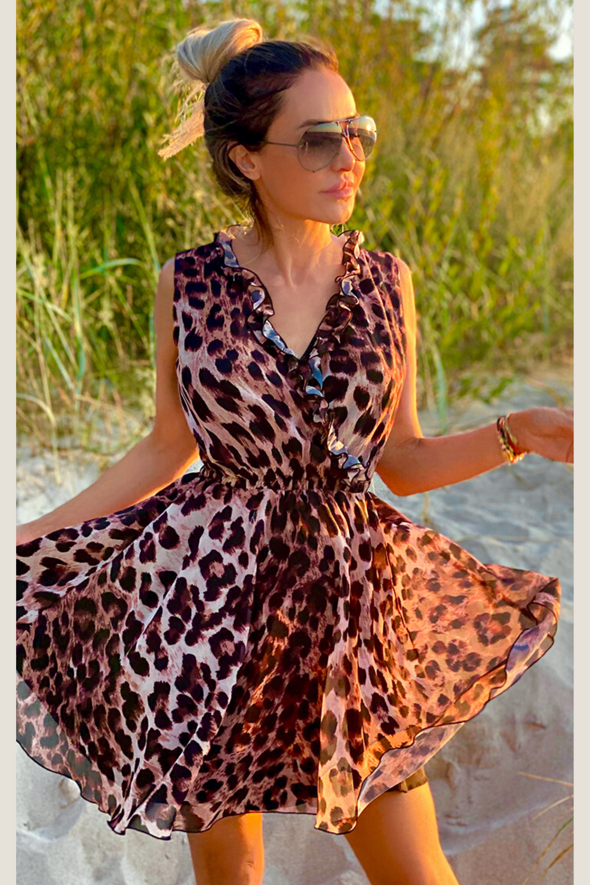 Abito estivo casual Moda Mania con fantasia leopardata, scollo a V e dettagli in rouches, abiti corti femminili.