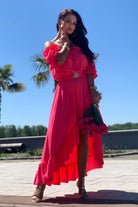 Abito estivo corto e lungo fucsia Moda-Mania con scollo a barchetta, maniche rimovibili e cintura, davanti corto e dietro lungo
