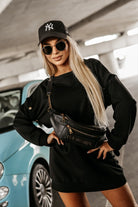 Abito felpa nera in cotone Moda-Mania con maniche lunghe staccabili, taglio dritto e tasche laterali nascoste, stile sportivo denim.