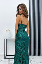 Abito lungo aderente verde smeraldo con paillettes, piume e strass, firmato Moda-Mania, dettagli decorativi e tessuto elegante.