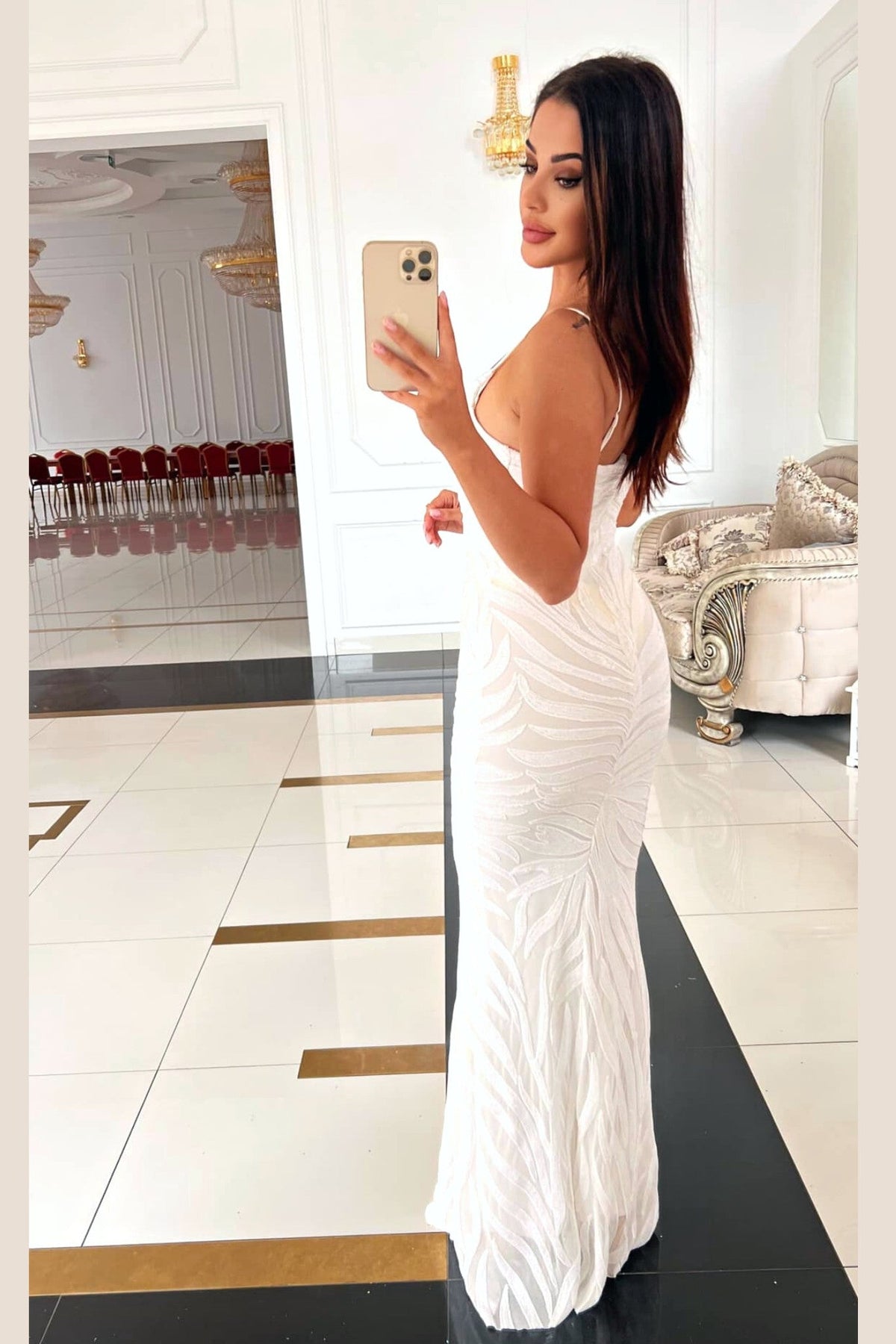 Abito lungo bianco aderente in tulle con fantasia paillettes e spalline sottili, marca Moda-Mania, dettaglio elegante e raffinato.