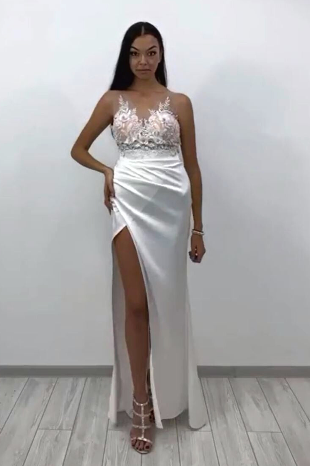 Abito lungo bianco Axa Moda-Mania con corpetto a fiori 3D e gonna in taffetà a tulipano, elegante e femminile.