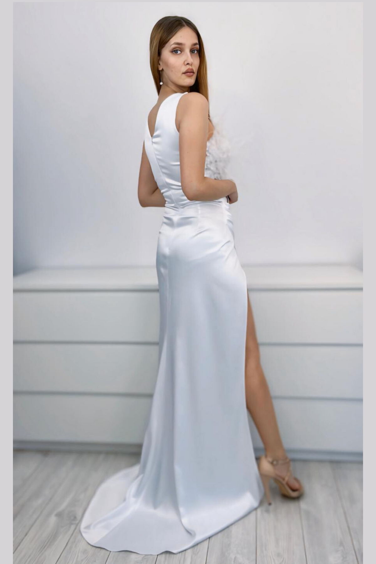 Abito lungo bianco Moda-Mania con corpetto fiorito, dettagli in piume e gonna a tulipano in taffetà, elegante e femminile.