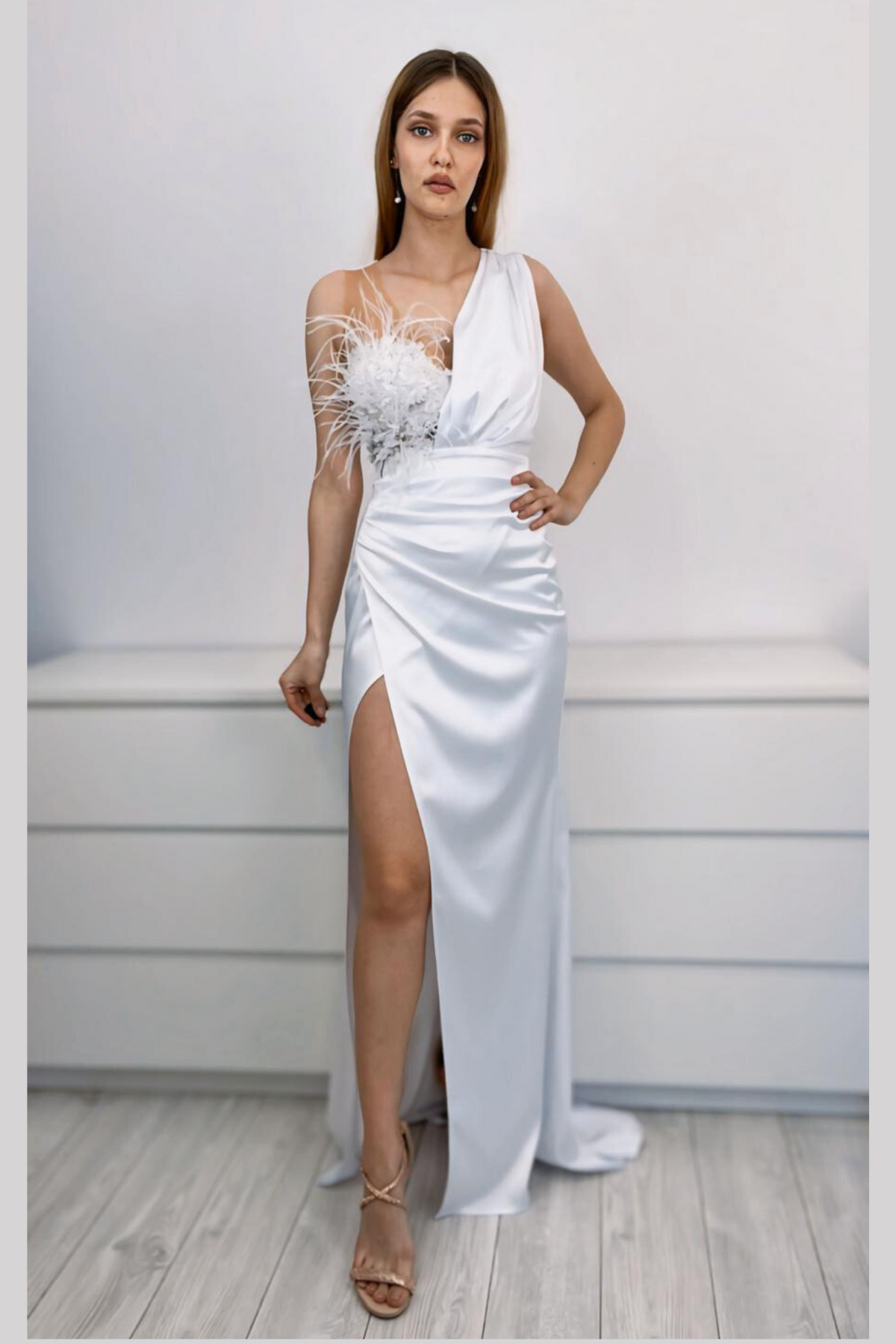 Abito lungo bianco Moda-Mania con corpetto decorato, fiori e piume, gonna a tulipano in taffetà, elegante e femminile.