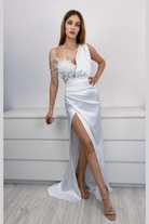 Abito lungo bianco Moda-Mania con corpetto fiorato e piume, gonna a tulipano in taffetà, elegante e femminile.