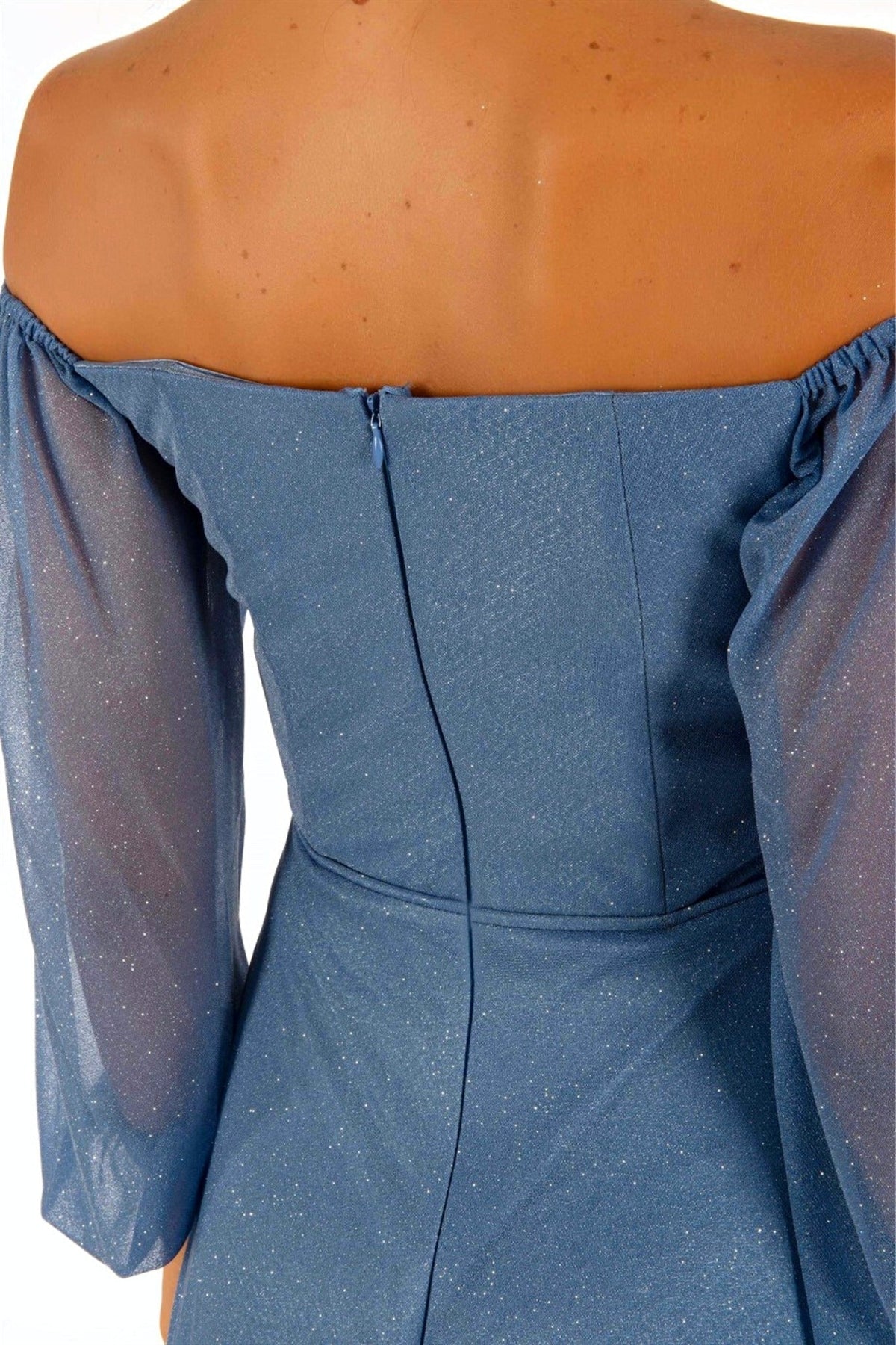 Abito lungo blu celeste in tessuto glitterato con maniche lunghe, di Moda-Mania, vestito elegante e brillante.