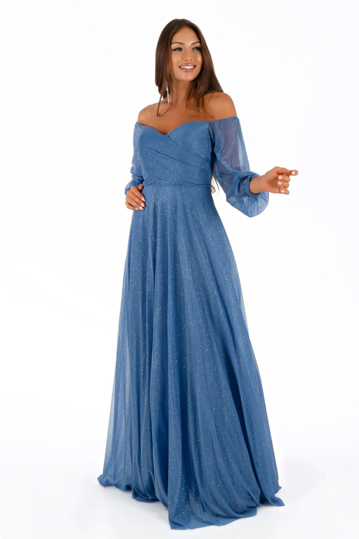 Abito lungo blu celeste in tessuto glitterato con maniche lunghe, firmato Moda-Mania, indossato su un modello.