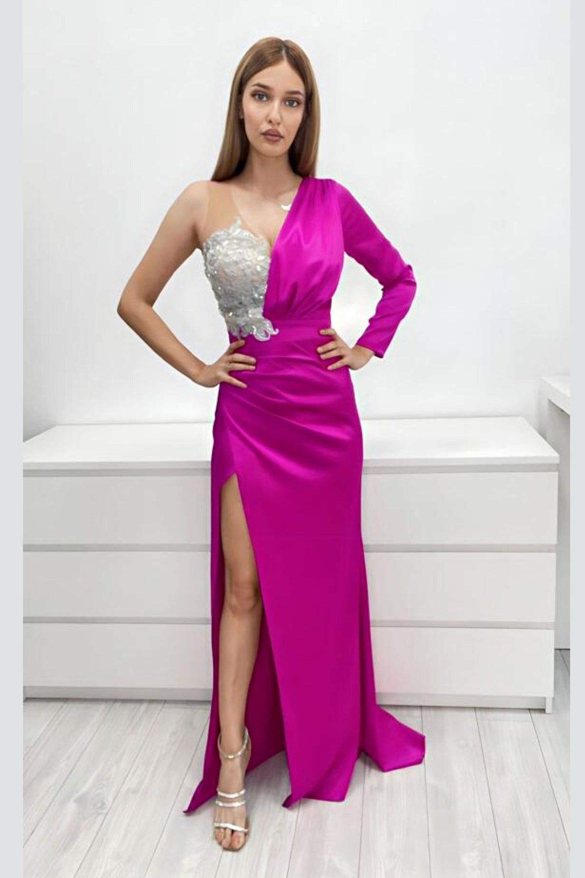 Abito lungo fucsia Moda-Mania con gonna a tulipano in taffetà, stile monomaniaca, perfetto per occasioni eleganti.