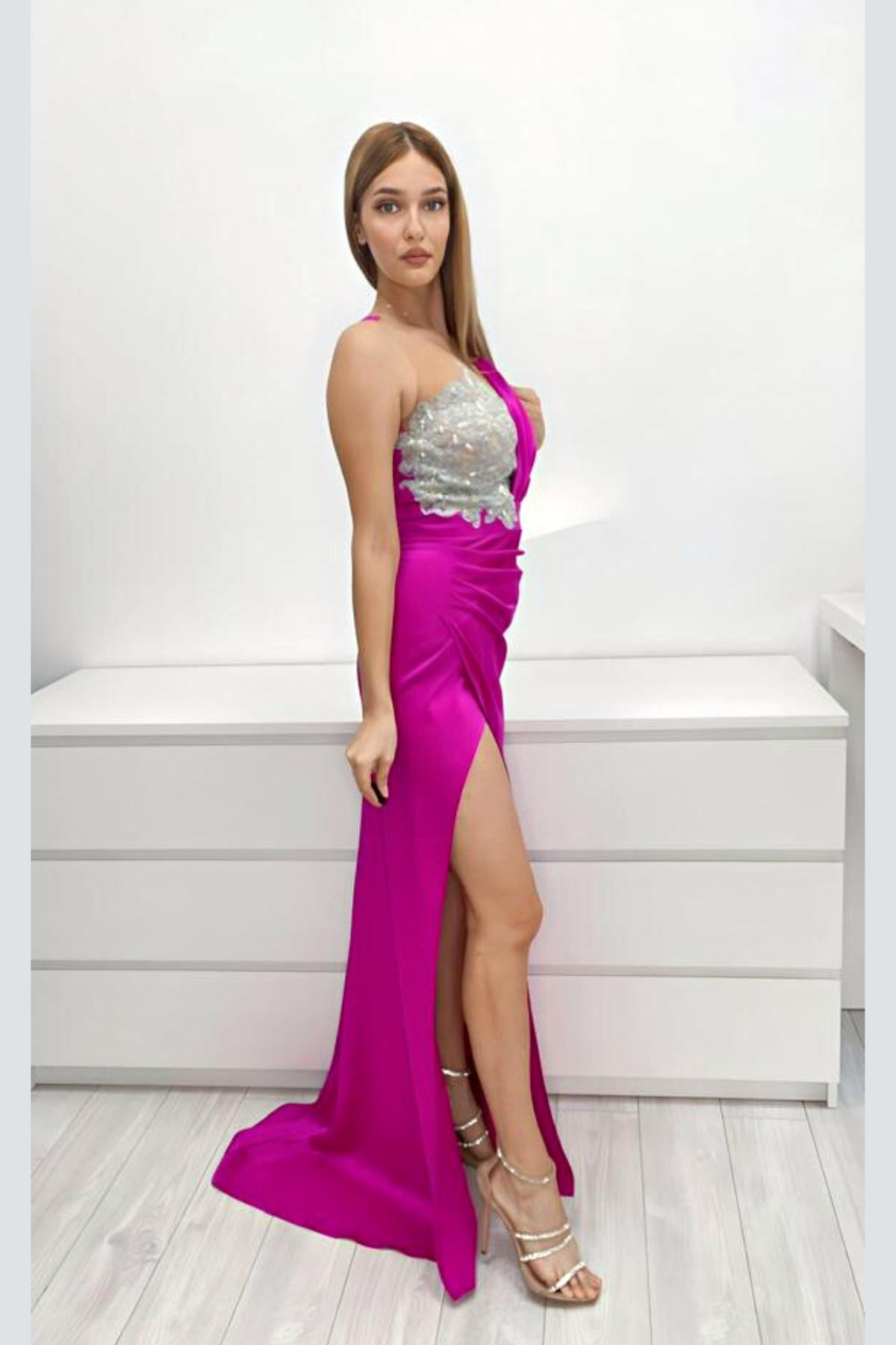 Abito lungo fucsia Moda-Mania con gonna a tulipano in taffetà, stile monomaniaca, perfetto per occasioni eleganti.