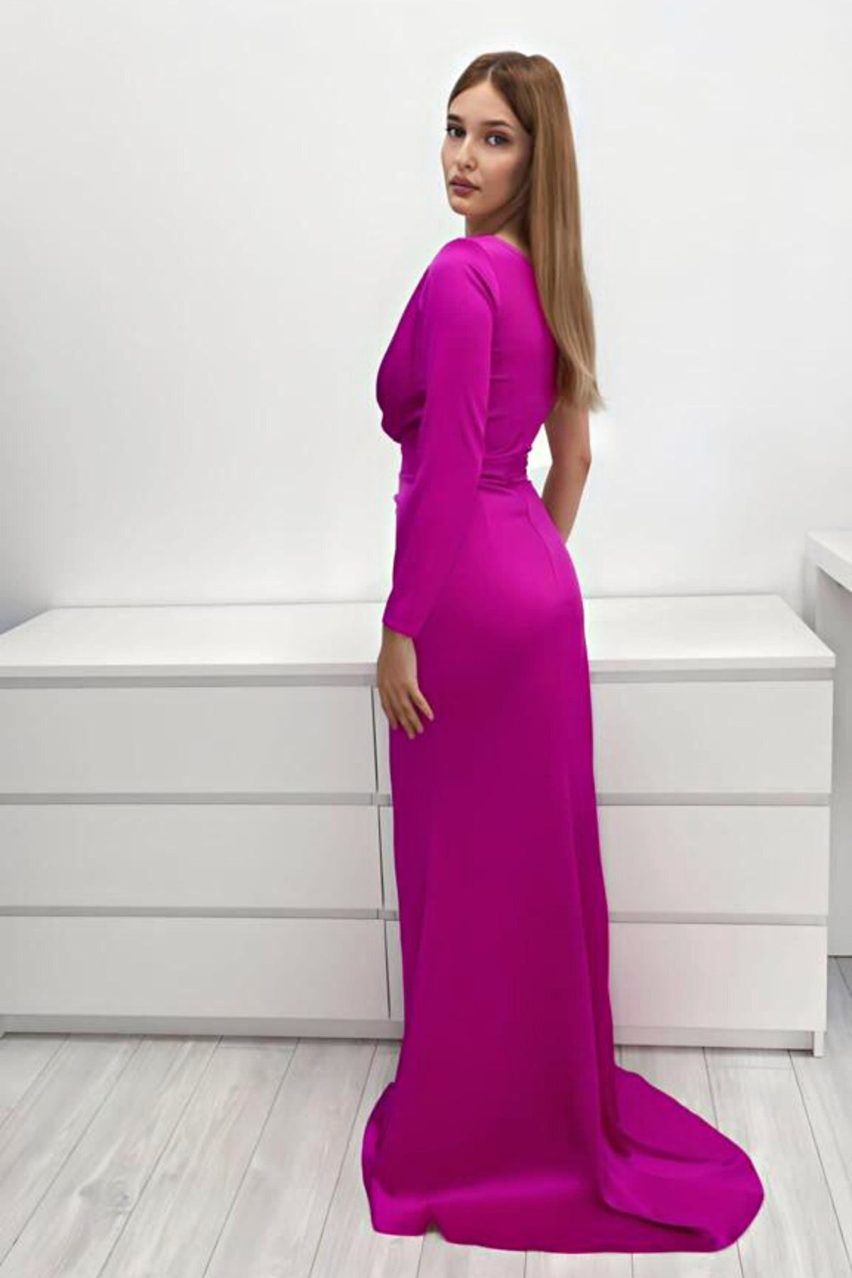 Abito lungo fucsia monomaniaca Axa con gonna a tulipano in taffetà, vestito elegante e femminile in tessuto lucido.