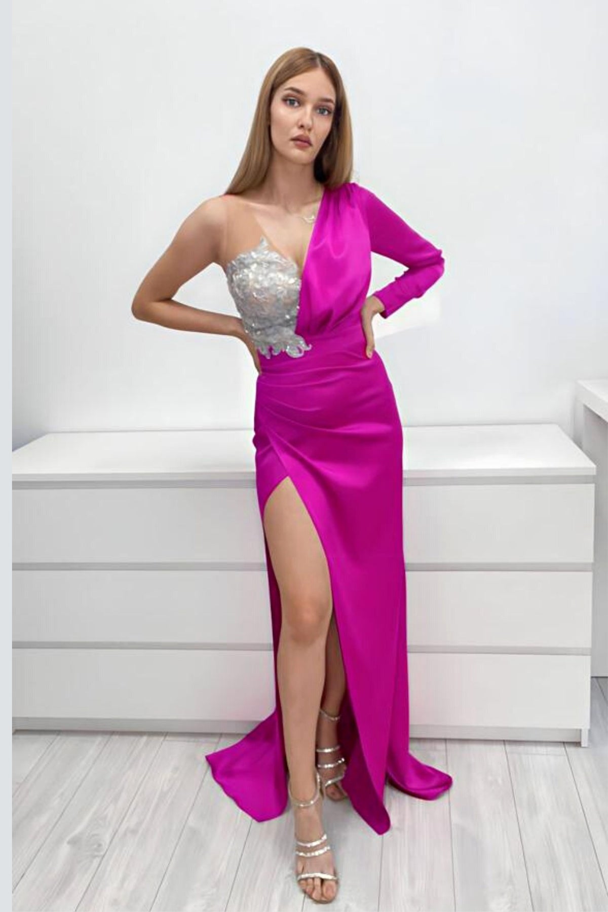 Abito lungo fucsia Moda-Mania con gonna a tulipano in taffetà, stile monomaniaca, perfetto per occasioni eleganti.