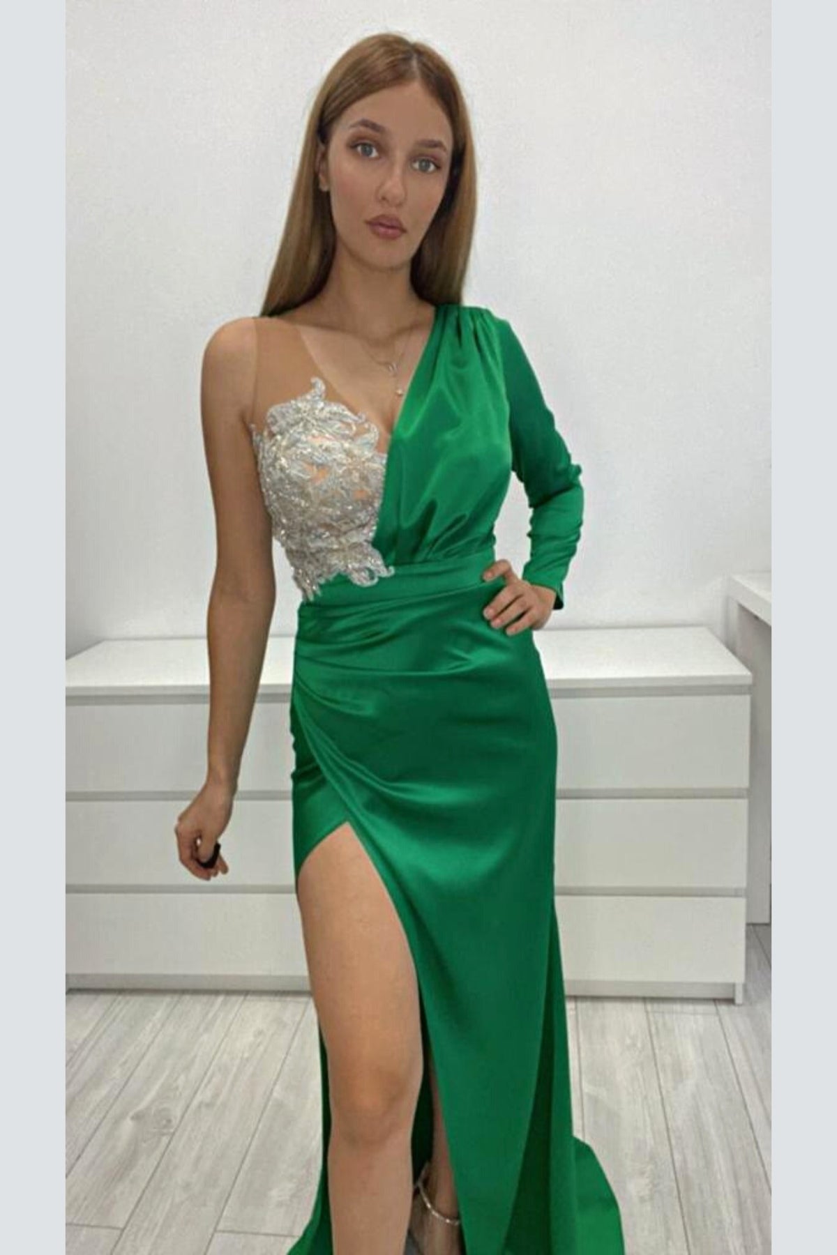 Abito lungo verde Moda-Mania con gonna a tulipano in taffetà, stile monomaniaca, elegante e femminile.