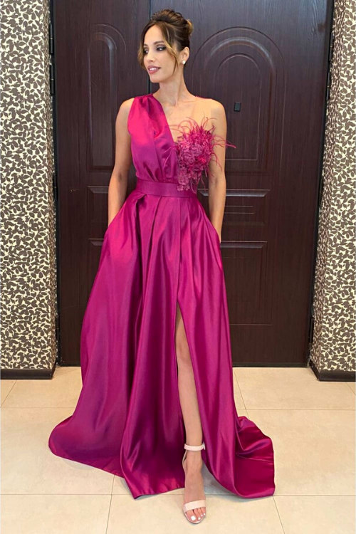 Abito lungo da cerimonia svasato magenta Axa con spacco laterale, corpetto con piume e fiori 3D, moda elegante e raffinata.