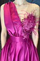 Abito lungo da cerimonia svasato magenta Axa con spacco laterale, corpetto con piume e fiori 3D, moda elegante e raffinata