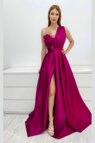 Abito lungo da cerimonia svasato magenta Axa con spacco laterale, corpetto con piume e fiori 3D, marca Moda-Mania.