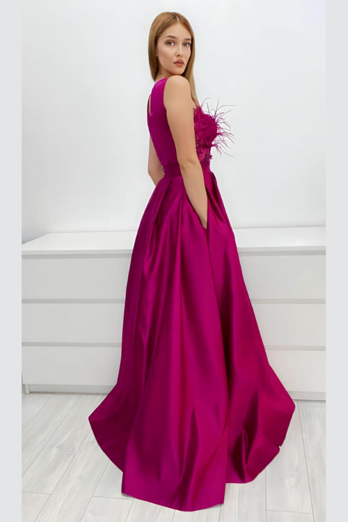 Abito lungo da cerimonia svasato magenta Axa con spacco laterale, corpetto con piume e fiori 3D, di Moda-Mania.
