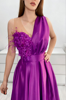 Abito lungo da cerimonia svasato viola Moda-Mania con spacco laterale, corpetto in perline, piume e fiori 3D, elegante e femminile
