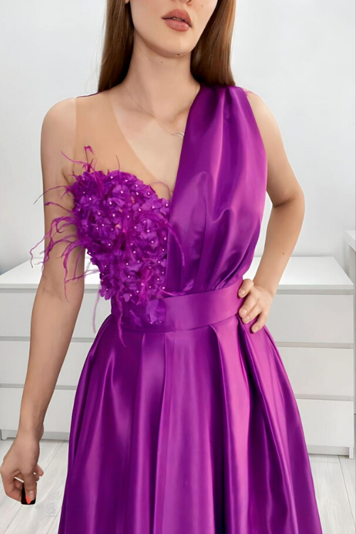 Abito lungo da cerimonia svasato viola Moda-Mania con spacco laterale, corpetto in perline, piume e fiori 3D, elegante e femminile