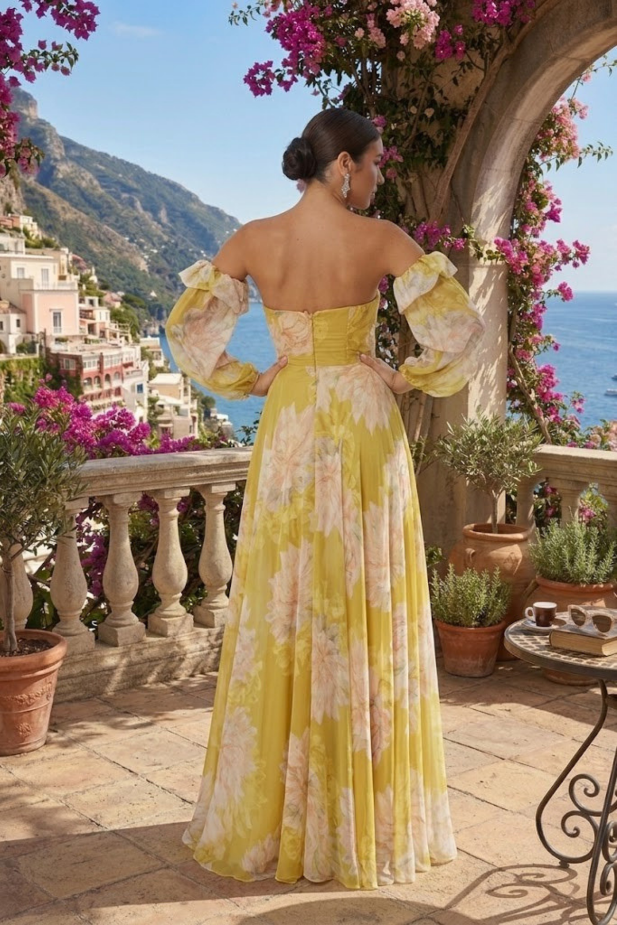 Abito lungo giallo moda-mania con fantasia floreale, scollo a cuore e maniche lunghe rimovibili, in tessuto di georgette.