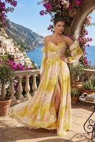 Abito lungo giallo floreale in georgette con scollo a cuore e maniche lunghe rimovibili, marca Moda-Mania.