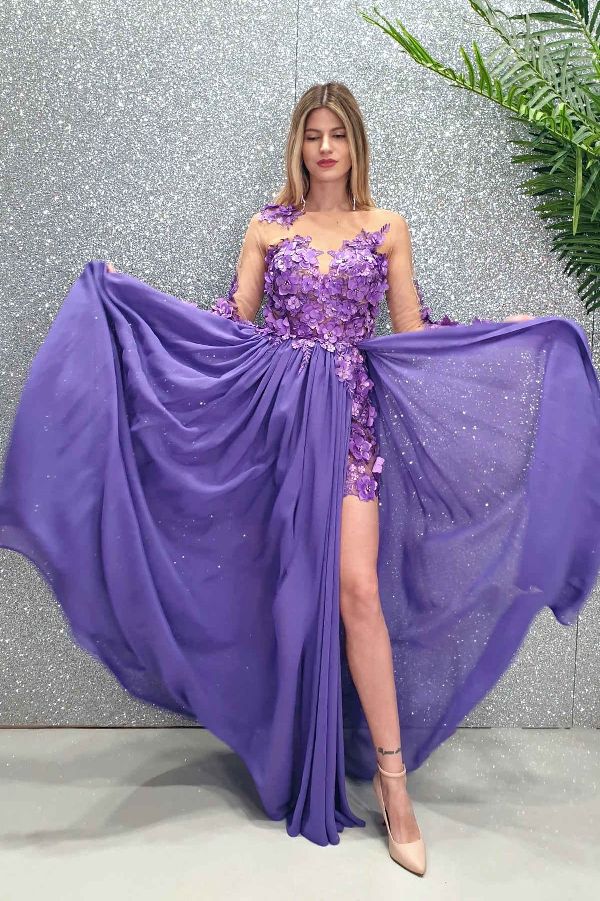 Abito lungo lilla Axa di Moda-Mania con strascico e corpetto in tulle nude a fiori 3D, elegante e femminile.