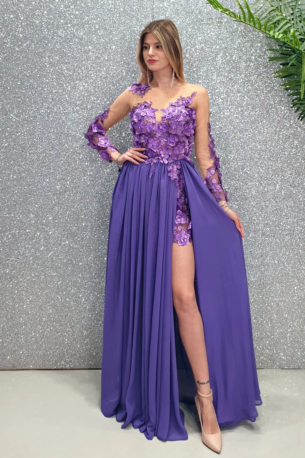 Abito lungo lilla Axa di Moda-Mania con strascico e corpetto in tulle nude a fiori 3D, elegante e femminile.