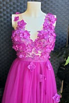Abito lungo magenta Moda-Mania con gonna in tulle con spacco e corpetto a fiori 3D, stile elegante e femminile.