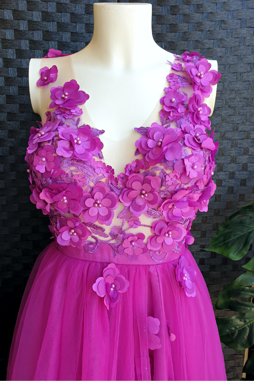 Abito lungo magenta Moda-Mania con gonna in tulle spaccata e corpetto a fiori 3D, elegante e femminile.