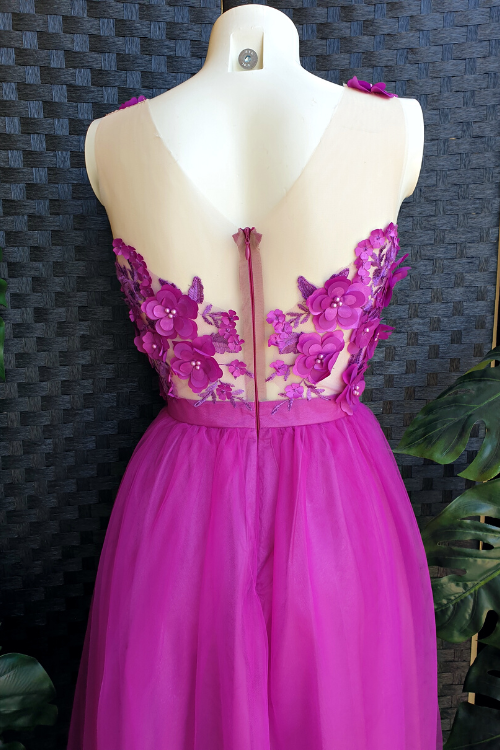 Abito lungo magenta Moda-Mania con gonna in tulle con spacco e corpetto a fiori 3D, elegante e femminile.