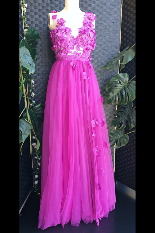Abito lungo magenta Moda-Mania con gonna in tulle spaccata e corpetto a fiori 3D, stile elegante e femminile.